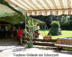 Vorderes Gelnde mit Schutzzelt