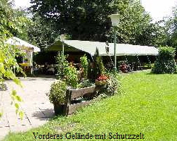Vorderes Gelnde mit Schutzzelt