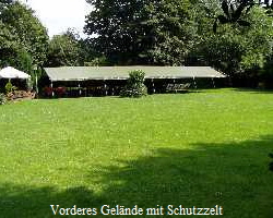 Vorderes Gelnde mit Schutzzelt