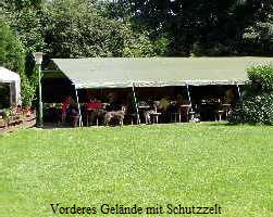 Vorderes Gelnde mit Schutzzelt