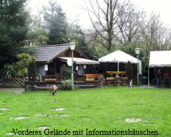 Vorderes Gelnde mit Informationshuschen