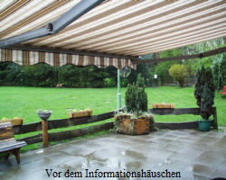 Vor dem Informationshuschen
